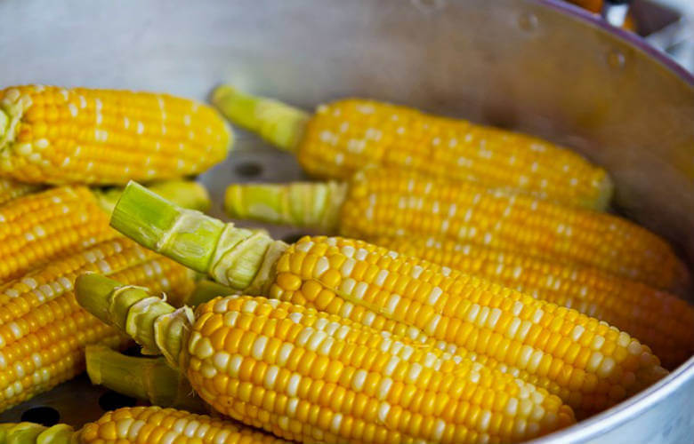 De lekkerste maïskolven door het toevoegen van maar twee ingrediënten! Zo worden ze heerlijk