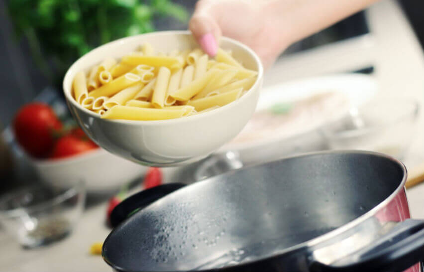 Dit is waarom je niet zomaar het kookwater van je pasta weg moet gooien