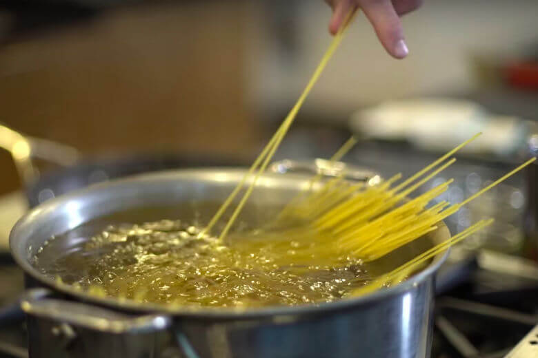 Pasta koken met deze truc is je pasta binnen 1 minuut gaar