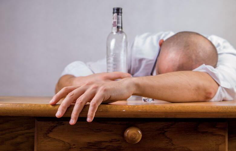 Last van een kater? Dit kun je het beste wel (en niet) eten of drinken