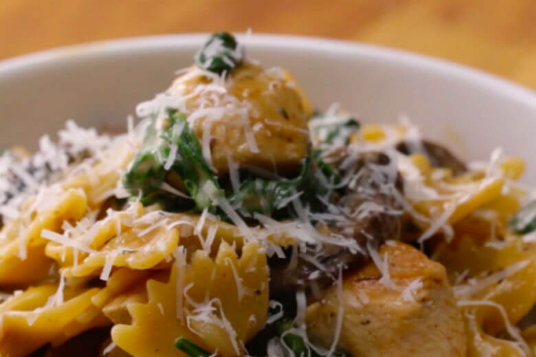 Recept: romige pasta met kip, spinazie en champignon