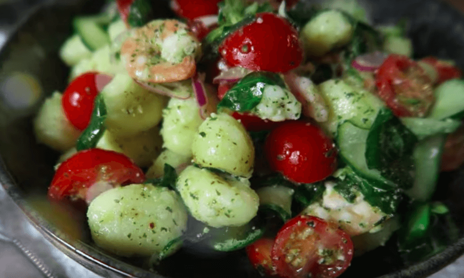 Recept Gnocchisalade met pesto en garnalen