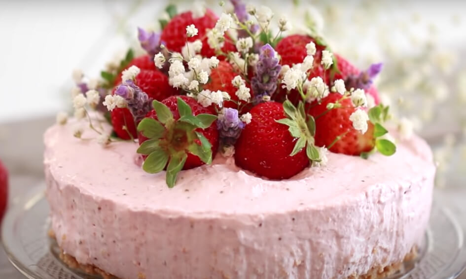 Recept zoete marshmallowtaart met pretzels en aardbeien