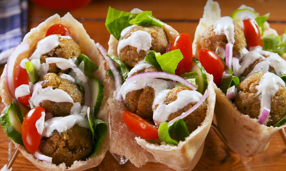 Recept zo maak je perfecte pita falafel met knoflooksaus en tahinisaus