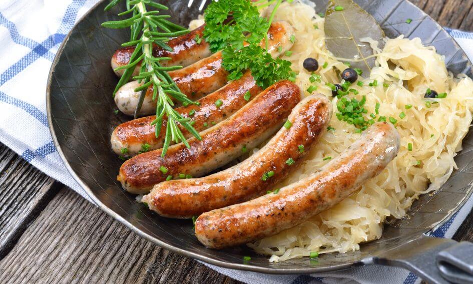 Wintersportrecept: sauerkraut mit bratwurst
