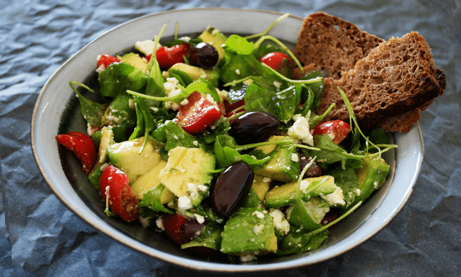 Heerlijk voor bij de BBQ zo maak je een frisse komkommertomatensalade