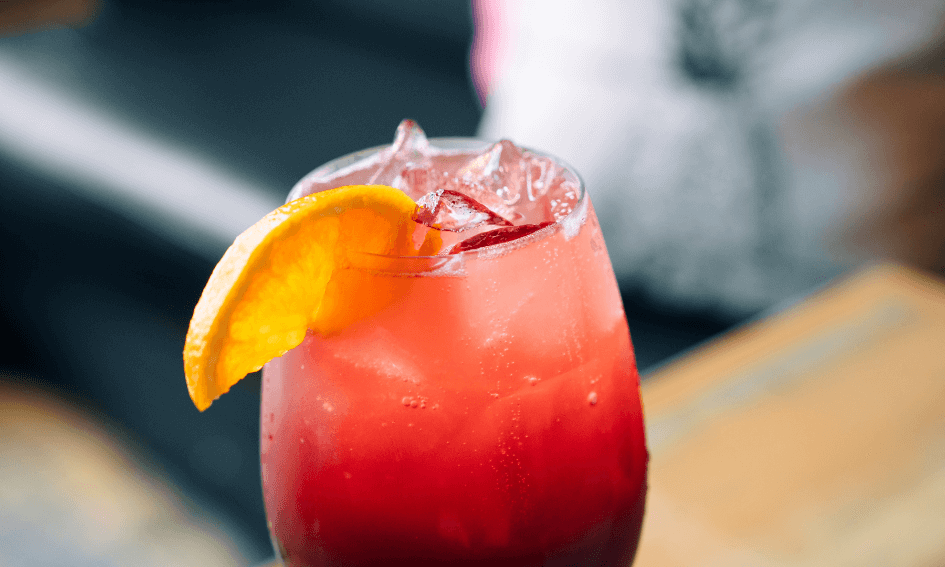 Zomers drankje: sangria met cava en aardbeien