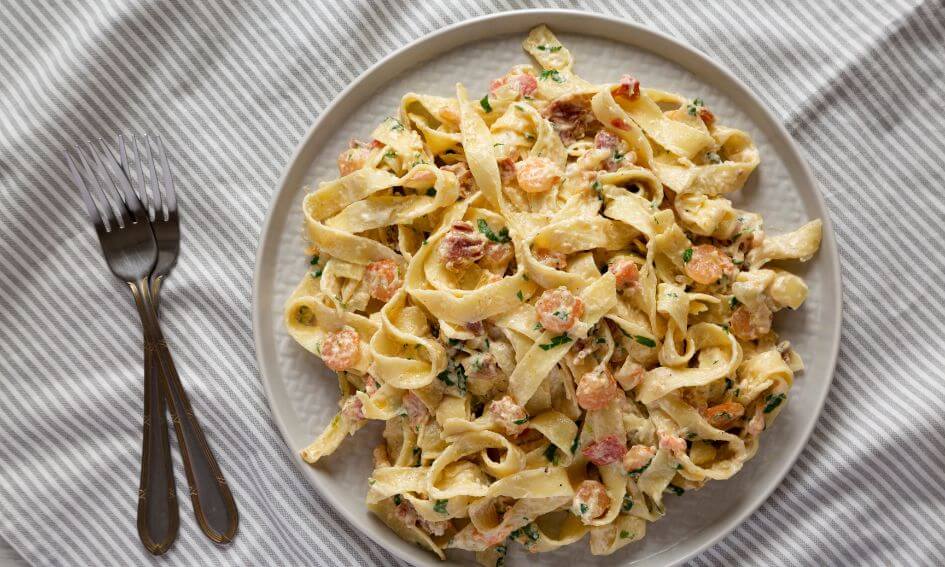 Recept romige pasta alfredo met knoflook, garnaal en spekjes