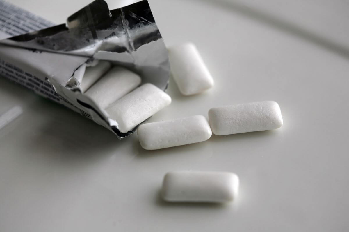 Aha: dit gebeurt er als je kauwgom doorslikt